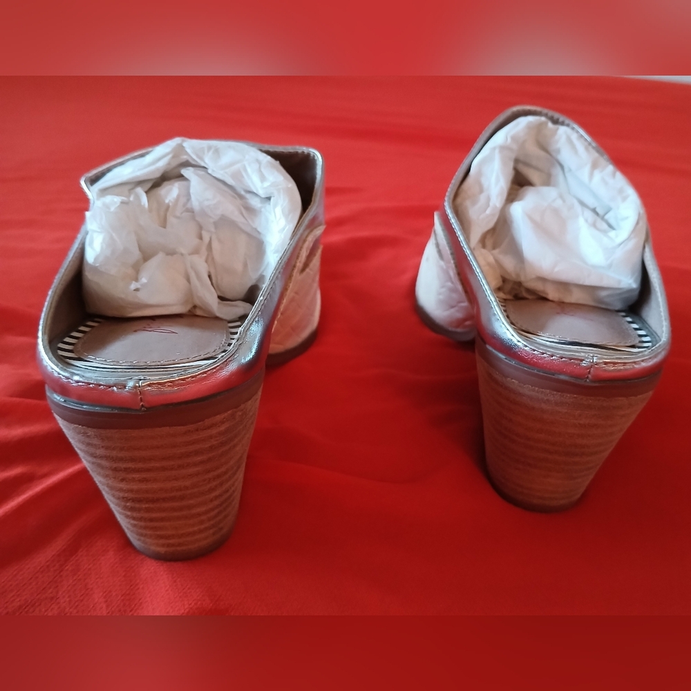 Betsey Johnson Women's Denniss Mule (NWOT) - Picture 9 of 9